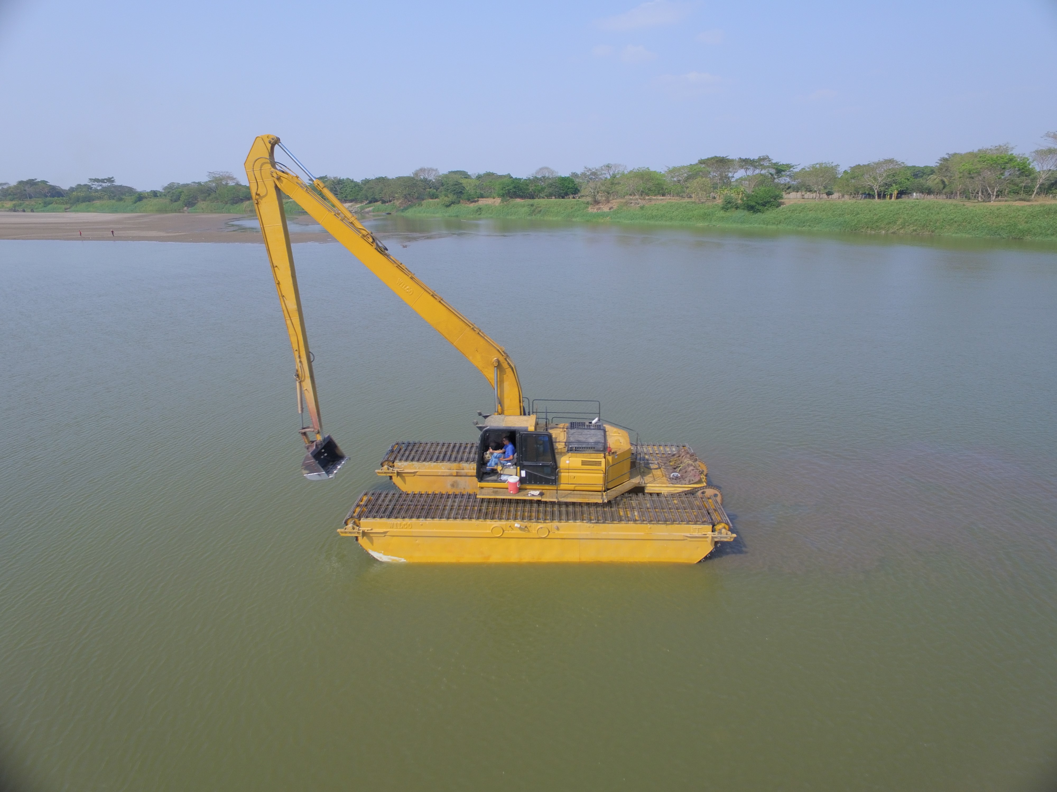 Dragado de los sedimentos arrastrados por el rio Magdalena 1